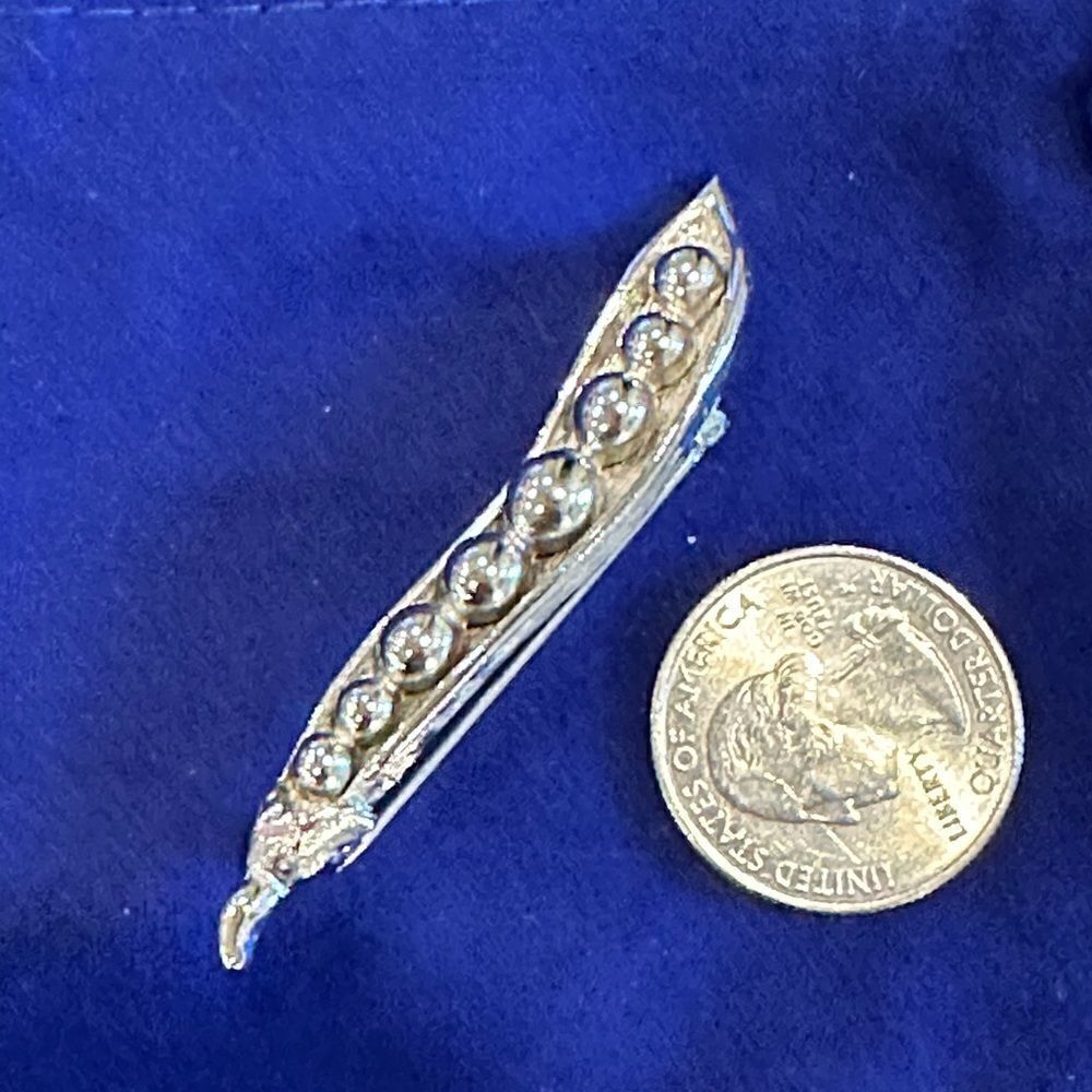 Monet peas in a pod Vintage brooch. Rare, retired
